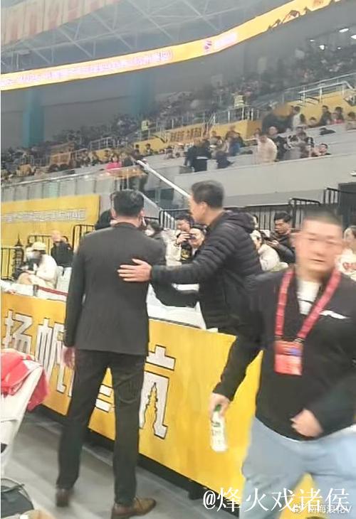 揭幕战温馨一幕!李春江受邀观看广厦总冠军颁奖仪式,受到热烈欢迎 揭幕战温馨一幕!李春江受邀观看广厦总冠军颁奖仪式,受到热烈欢迎