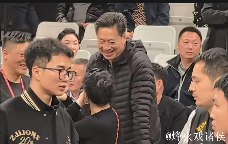 揭幕战温馨一幕!李春江受邀观看广厦总冠军颁奖仪式,受到热烈欢迎 揭幕战温馨一幕!李春江受邀观看广厦总冠军颁奖仪式,受到热烈欢迎